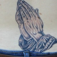 Detaillierte betende Hände Tattoo