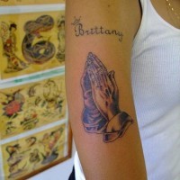 Betende Hände mit schwarzer Tinte Tattoo