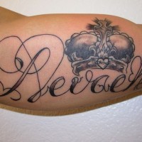Le tatouage de texte calligraphique avec une couronne