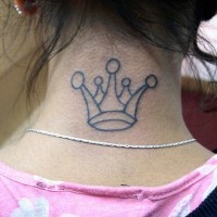 tatuaje en la nuca de corona de princesas