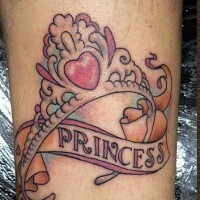 Farbiges Tattoo mit Diadem der Prinzessin