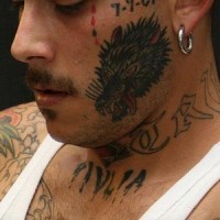 Le tatouage sur le visage en style de prison