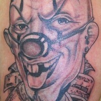tatuaje de payaso psico con arco de dólares