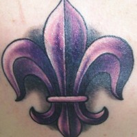 Tatuaje flor de lis color púrpura
