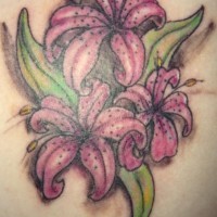 Tatuaje de tres lirios color púrpura