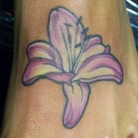 Helle lila Lilie Tattoo am Fuß