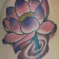 el tatuaje sencillo de una flor de loto en color morado