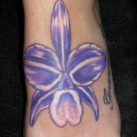 Lila Orchidee Blume Tattoo am Fuß