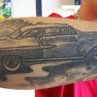 Klassisches amerikanisches Auto in schwarzer Tinte Tattoo