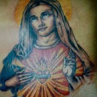 el tatuaje religioso de maria hecho en color