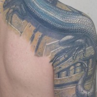 El tatuaje realista y detallado de una lagartija en el hombro