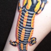 El tatuaje realista y detallado de una lagartija de color amarillo y negro