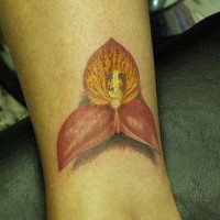 el tatuaje de una flor de orquidea realista hecho en la pierna