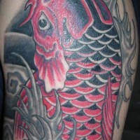 Le tatouage de carpe koï en couleurs noir et rouge