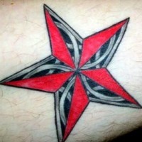 el tatuaje de una estrella nautica de color negro con rojo y una traceria