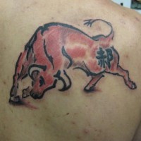 toro rosso con geroglifi tatuaggio sulla spalla