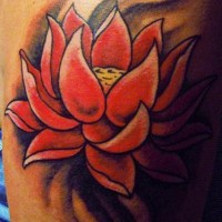 el tatuaje de una flor de loto muy bonita en color rojo con humo negro alrededor
