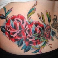 Rosas en color tatuaje en la espalda