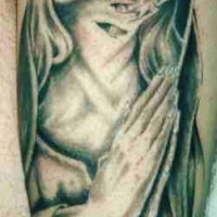 el tatuaje de de las manos orantes de una mujer zombie