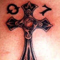 el tatuaje de la cruz con numeros zero zero siete