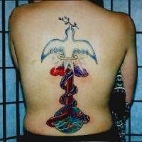 el tatuaje del simbolo de la resureccion con una paloma blanca hecho en la espalda