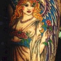 el tatuaje de una mujer angel detallado y hecho en color
