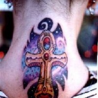 Croce d'oro in spazio tatuaggio sul collo