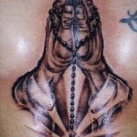 el tatuaje de la manos orantes con rosario