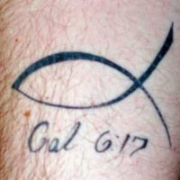 el tatuaje minimalista de ichtys con la cita biblica de los galatas 6:17