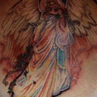 el tatuaje de la mujer angel hecho en color palido