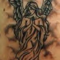 el tatuaje de la mujer angel en tinta negra
