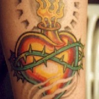 el tatuaje de corazon sagrado hecho en color