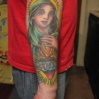 el tatuaje de maria de guadalupe hecho en color en el brazo