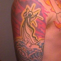 el tatuaje de color con jesucristo caminando sobre el agua