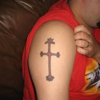 Tatuaje en el hombro la cruz latina en tinta roja
