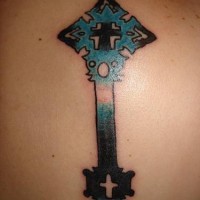 Tatouage croix bleue et noire percée à jour