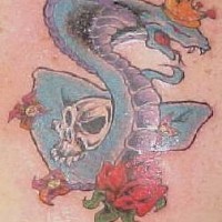 Königskobra mit Totenkopf und Rosen Tattoo