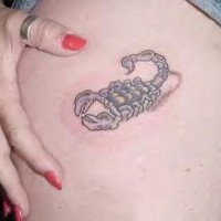Schwarzer Skorpion Tattoo am Bauch
