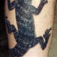 Realistisches schwarzes Reptil Tattoo