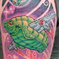 Surrealistische  Schildkröte Raumschiff Tattoo