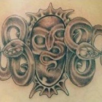 Símbolodel sol con serpientes tatuaje en tinta gris