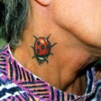 Pequeña mariquita tatuaje en el cuello