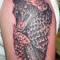 Realistische schwarzen giftige Schlange Tattoo