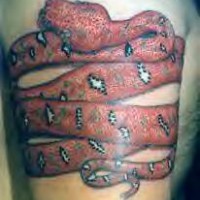 Tatouage bandeau bras serpent rouge réaliste