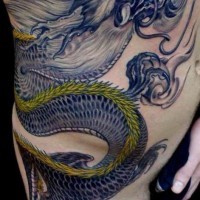 Grazioso tatuaggio sul corpo mostruoso dragone che attacca