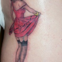 Carino tatuaggio sul fianco la ragazza con le scarpe con tacchi a spillo e il vestito rosso