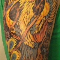Tatuaje en color el pájaro levantando el vuelo