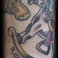 Le tatouage de cheval à bascule en couleur