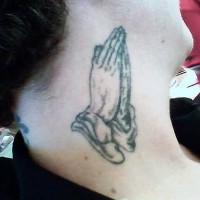 Tatuaje en cuello las manos rezando