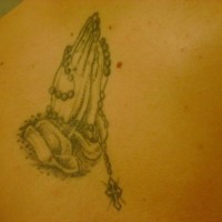 Rosenkranz mit betenden Händen Tattoo